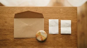 Papierbelege und ein geöffneter Briefumschlag auf einer Tischfläche